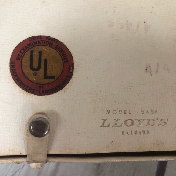 Vintage Lloyd's 8 Transistor AC/Battery Radio - Picture 10 of 13